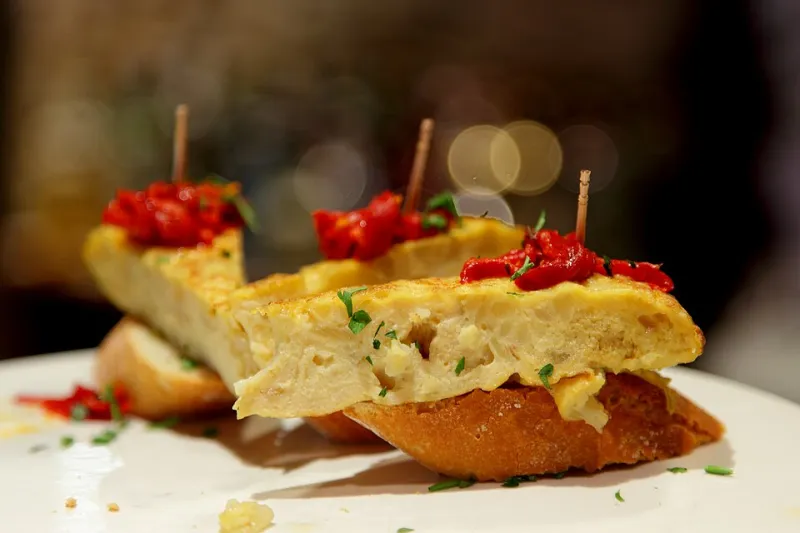 Salir de cañas vuelve a ser plan: los restaurantes que han aprendido a dividir la cuenta sin dividir el placer